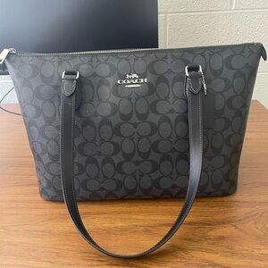 Gallery Tote Bag In Signature Canvas